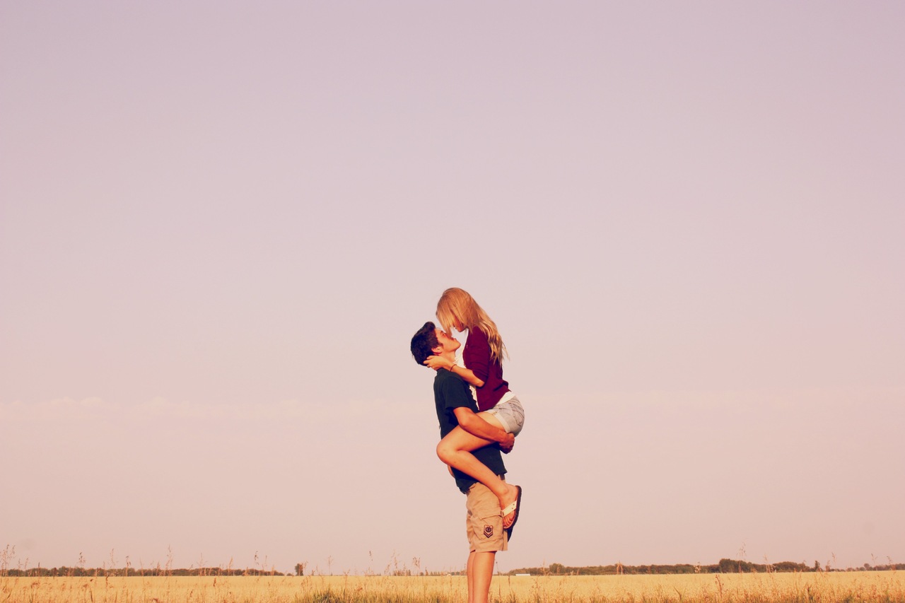 Öpüşen sevgili çiftler. Doğa, kır.