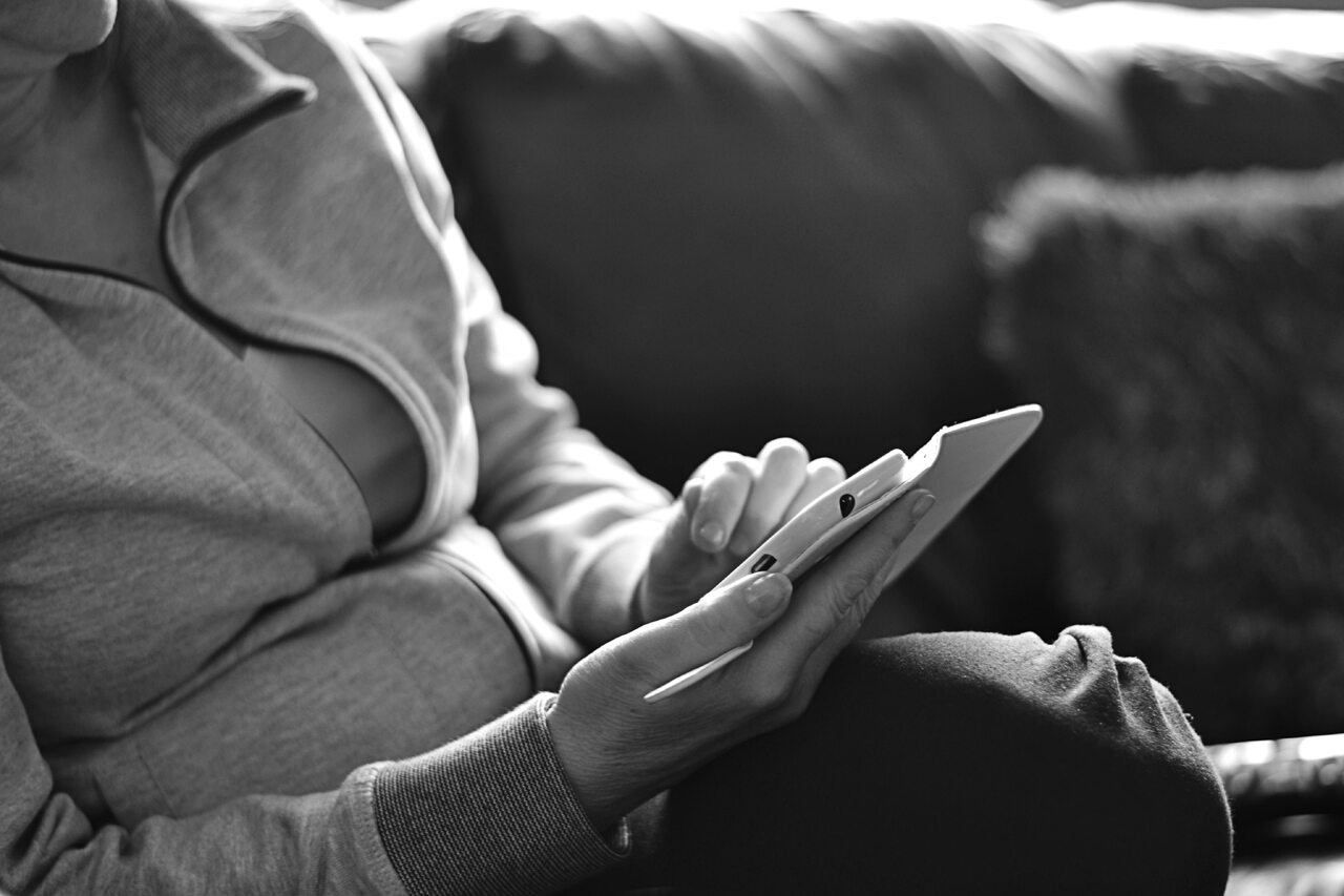 Bir erkek sağ elinde telefon tutuyor ve görsel siyah beyaz